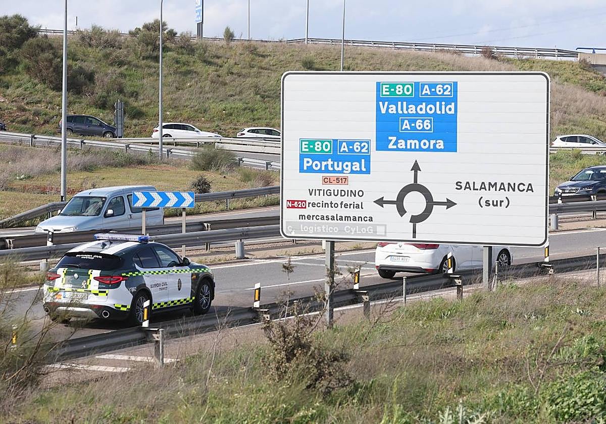 Imagen principal - Guardia Civil de Tráfico, acceso cortado al centro e información de parkings.