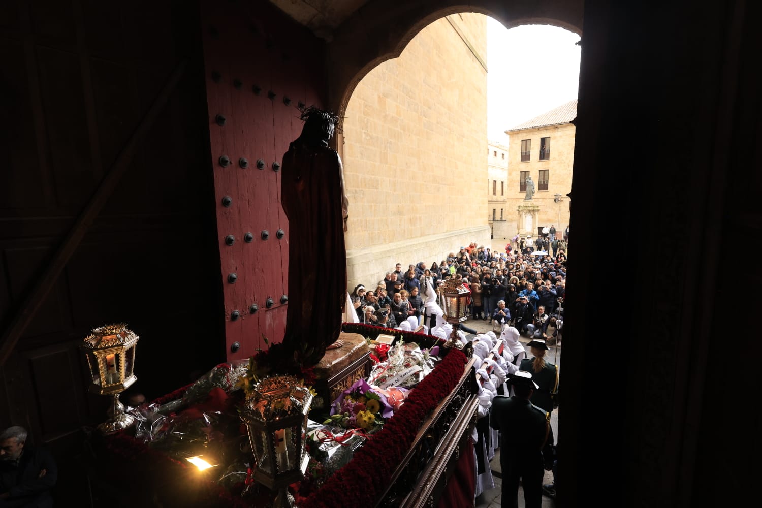 Jesús del Vía Crucis tampoco logra salir de la Catedral