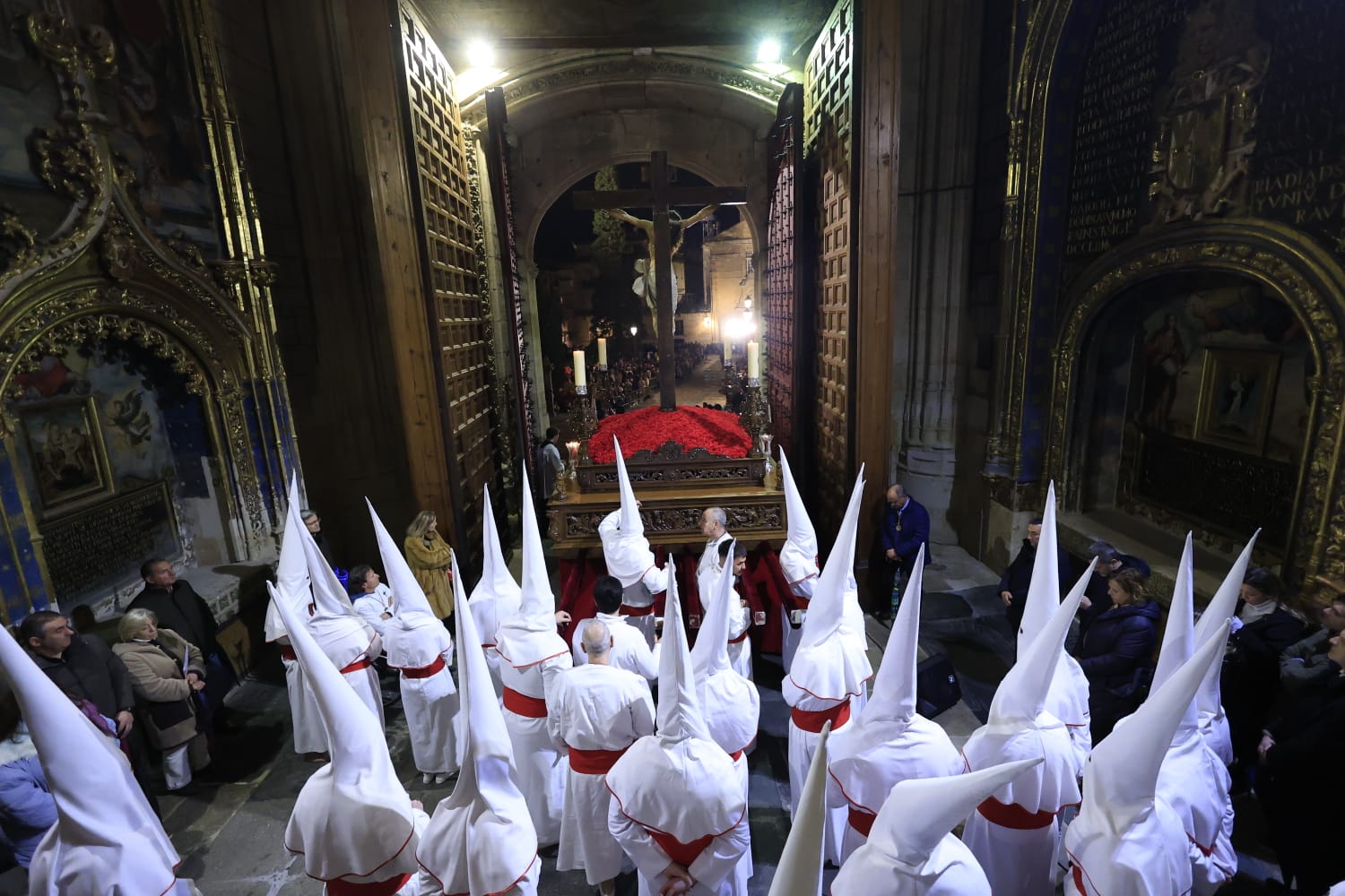 El Cristo Yacente consigue procesionar aunque a medio gas por el temporal