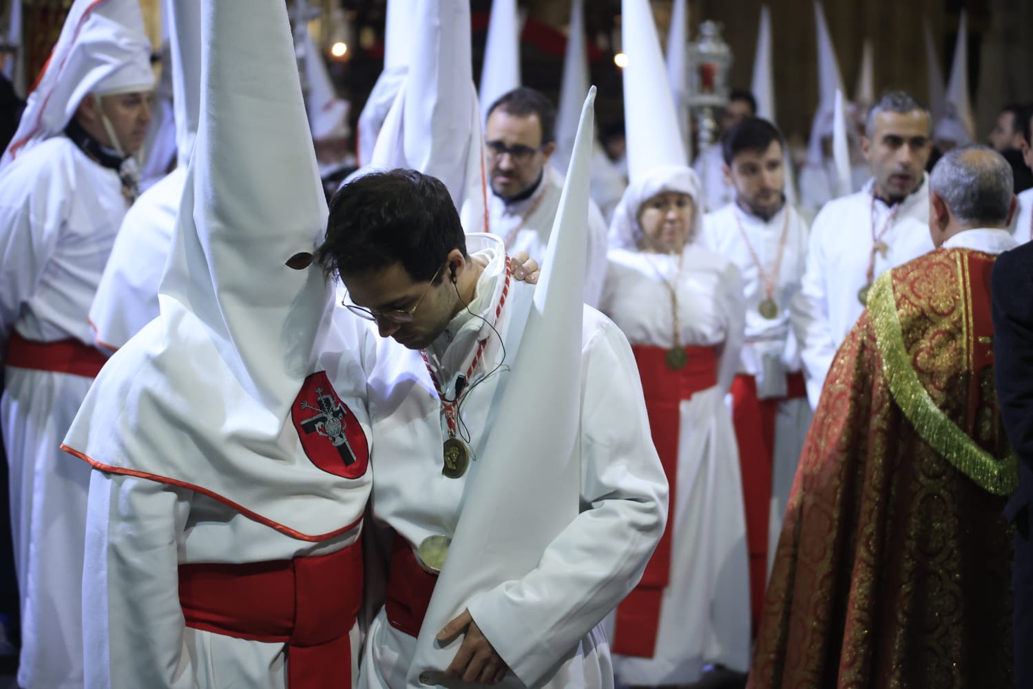 El Cristo Yacente consigue procesionar aunque a medio gas por el temporal