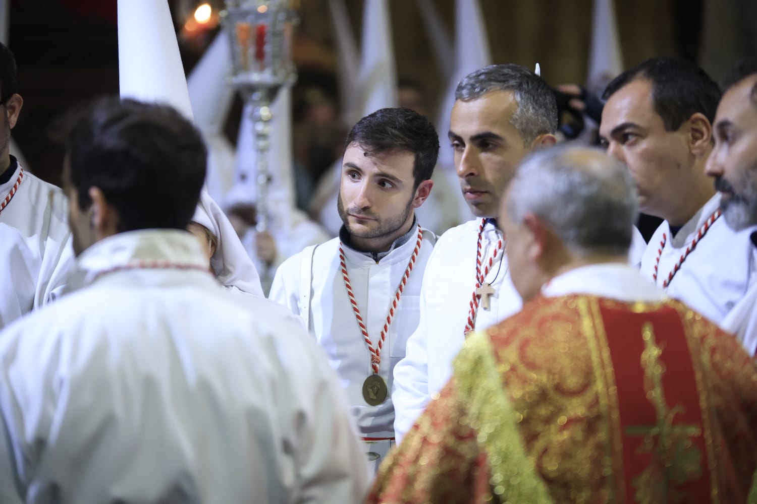 El Cristo Yacente consigue procesionar aunque a medio gas por el temporal