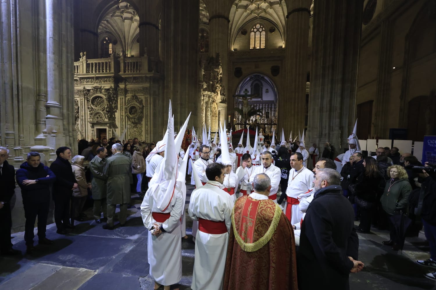 El Cristo Yacente consigue procesionar aunque a medio gas por el temporal