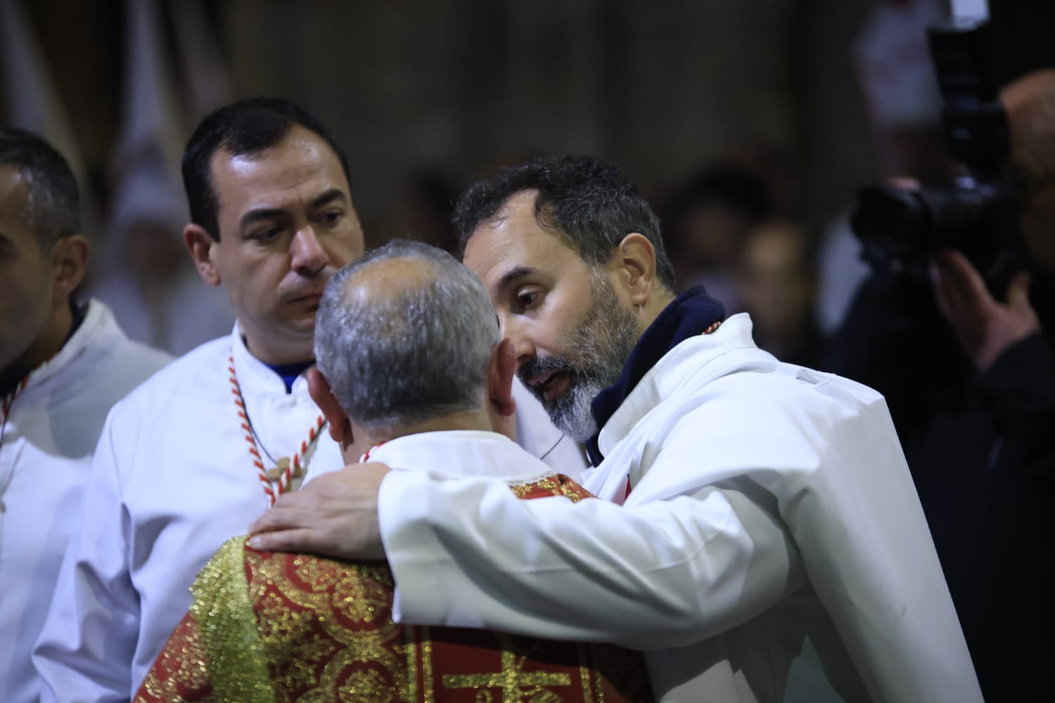 El Cristo Yacente consigue procesionar aunque a medio gas por el temporal