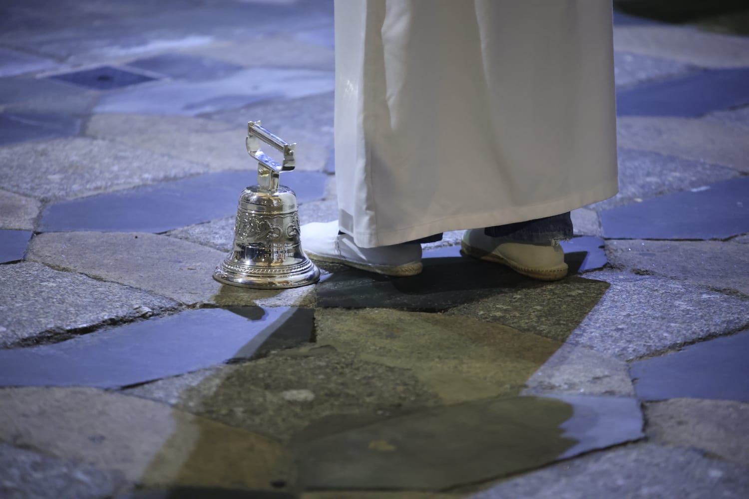 El Cristo Yacente consigue procesionar aunque a medio gas por el temporal