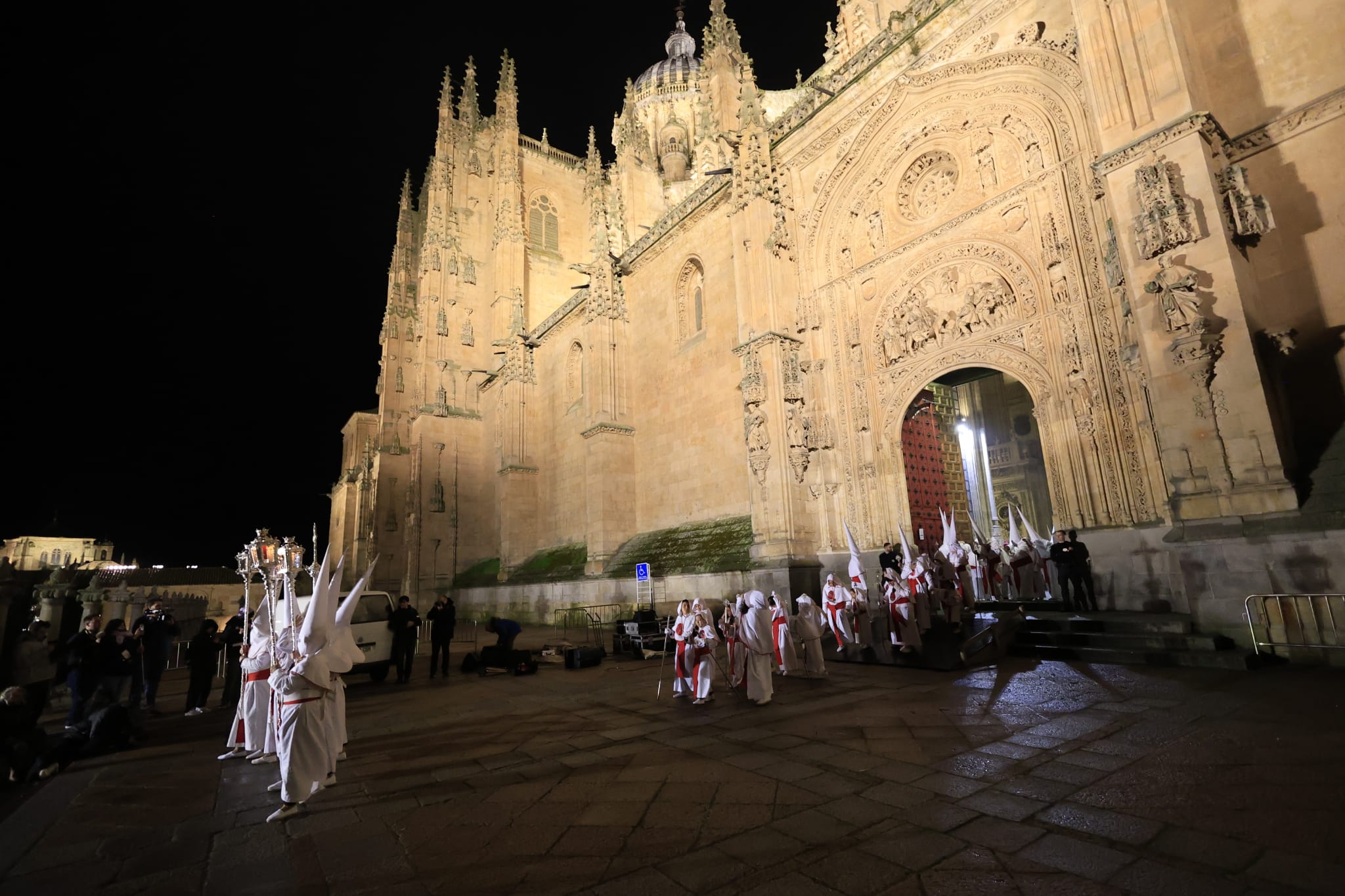 El Cristo Yacente consigue procesionar aunque a medio gas por el temporal