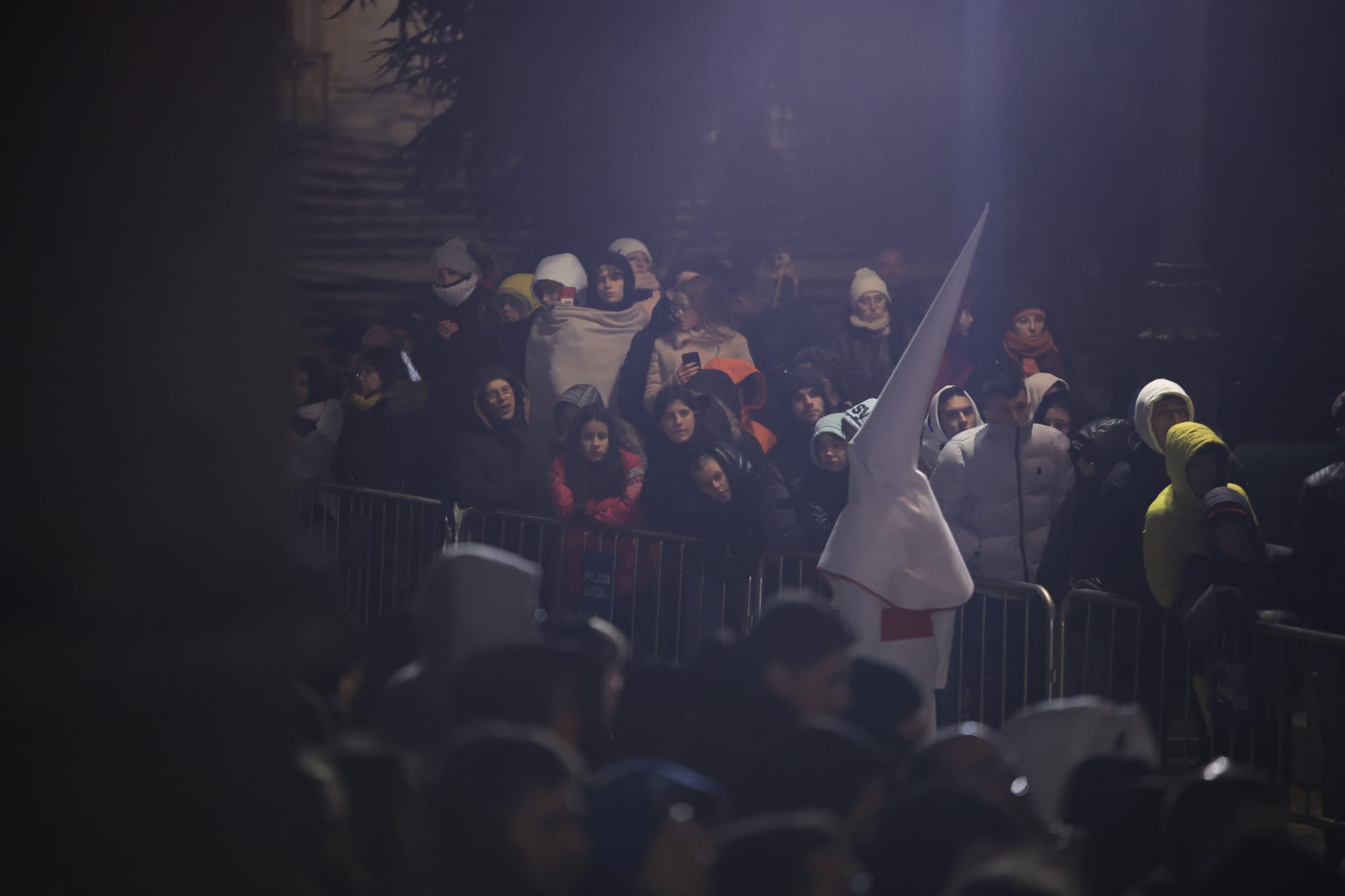 El Cristo Yacente consigue procesionar aunque a medio gas por el temporal