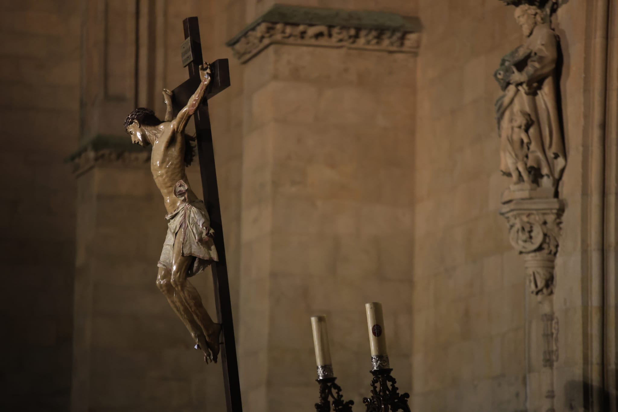 El Cristo Yacente consigue procesionar aunque a medio gas por el temporal