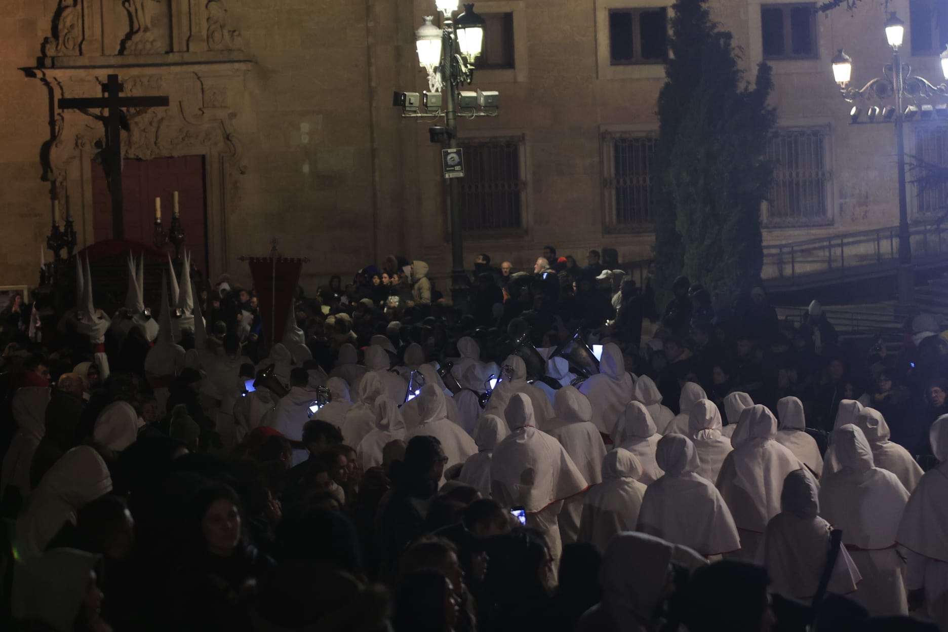 El Cristo Yacente consigue procesionar aunque a medio gas por el temporal