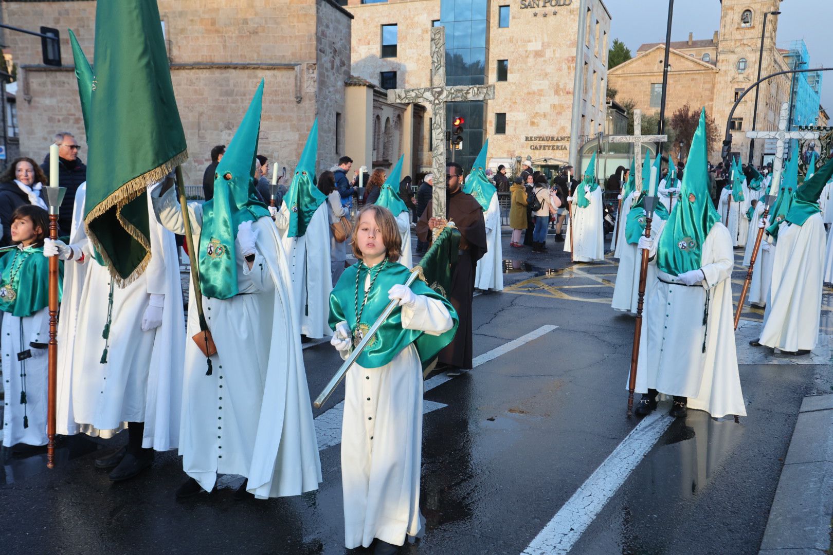 El mal tiempo no dificulta la salida de La Oración de Jesús