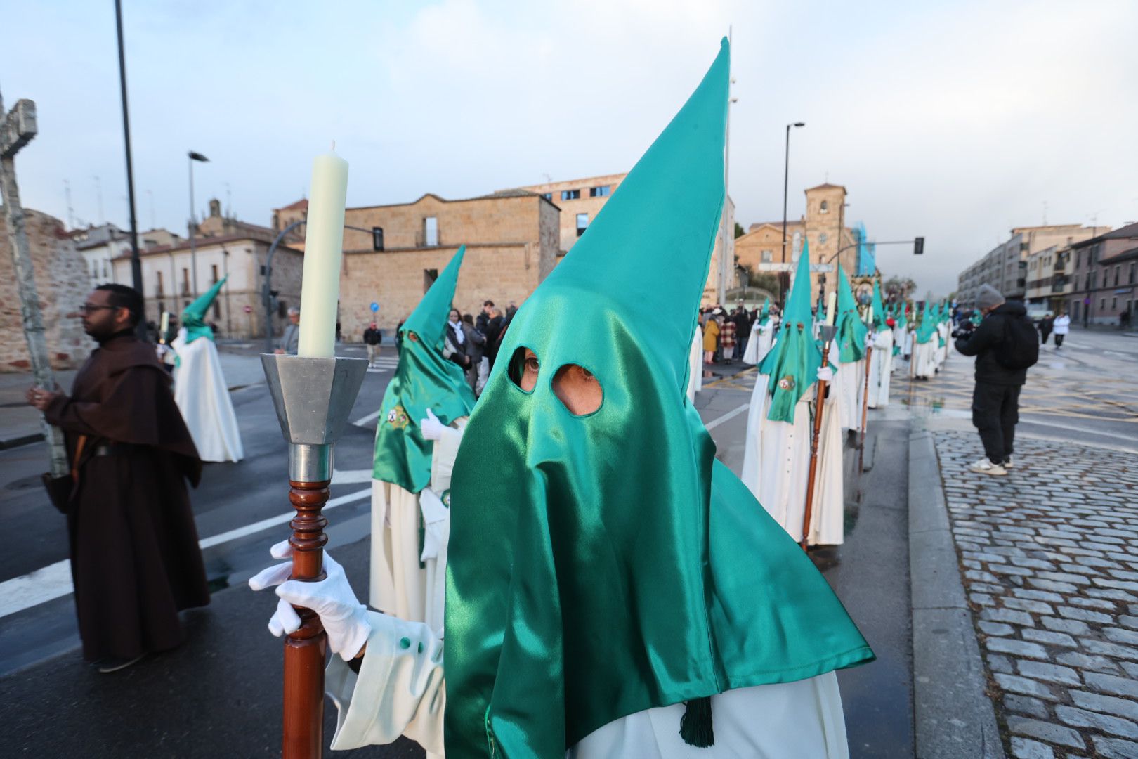 El mal tiempo no dificulta la salida de La Oración de Jesús