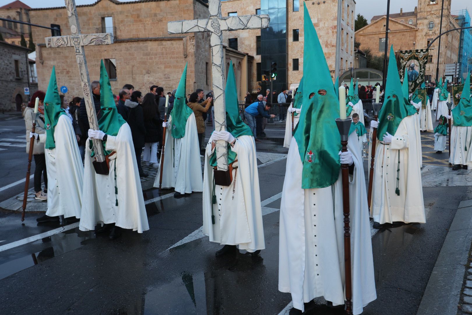 El mal tiempo no dificulta la salida de La Oración de Jesús