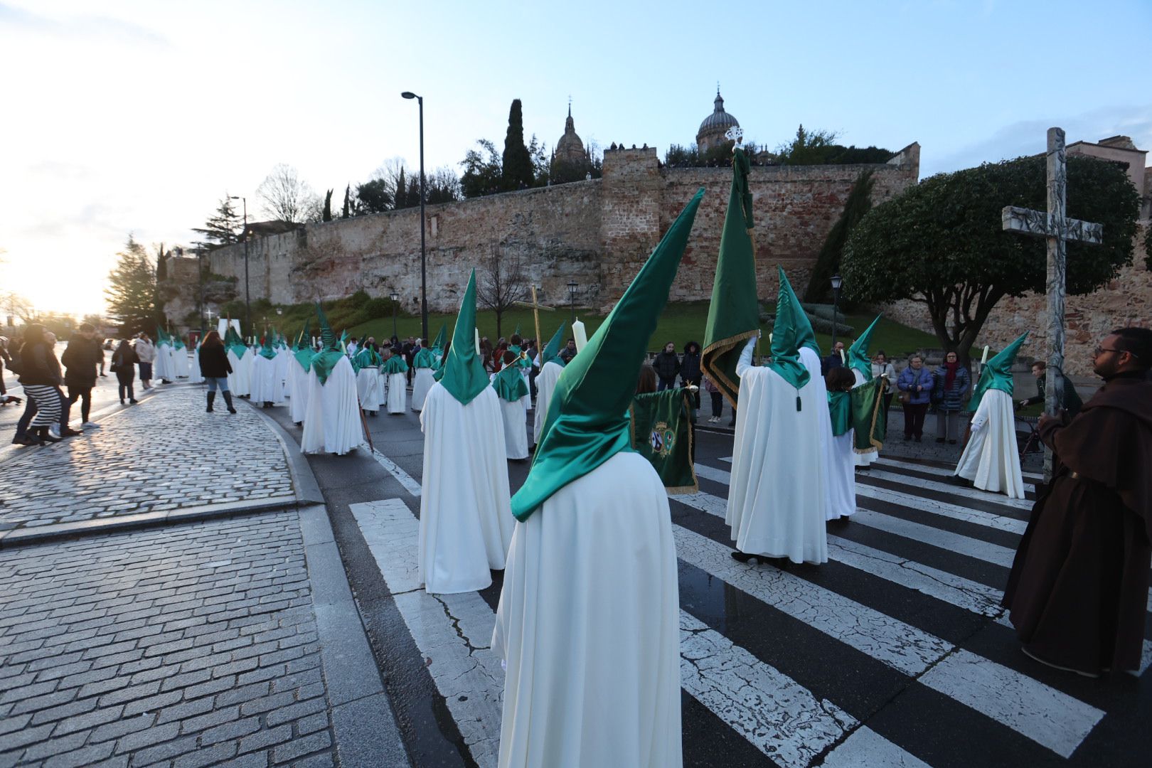 El mal tiempo no dificulta la salida de La Oración de Jesús