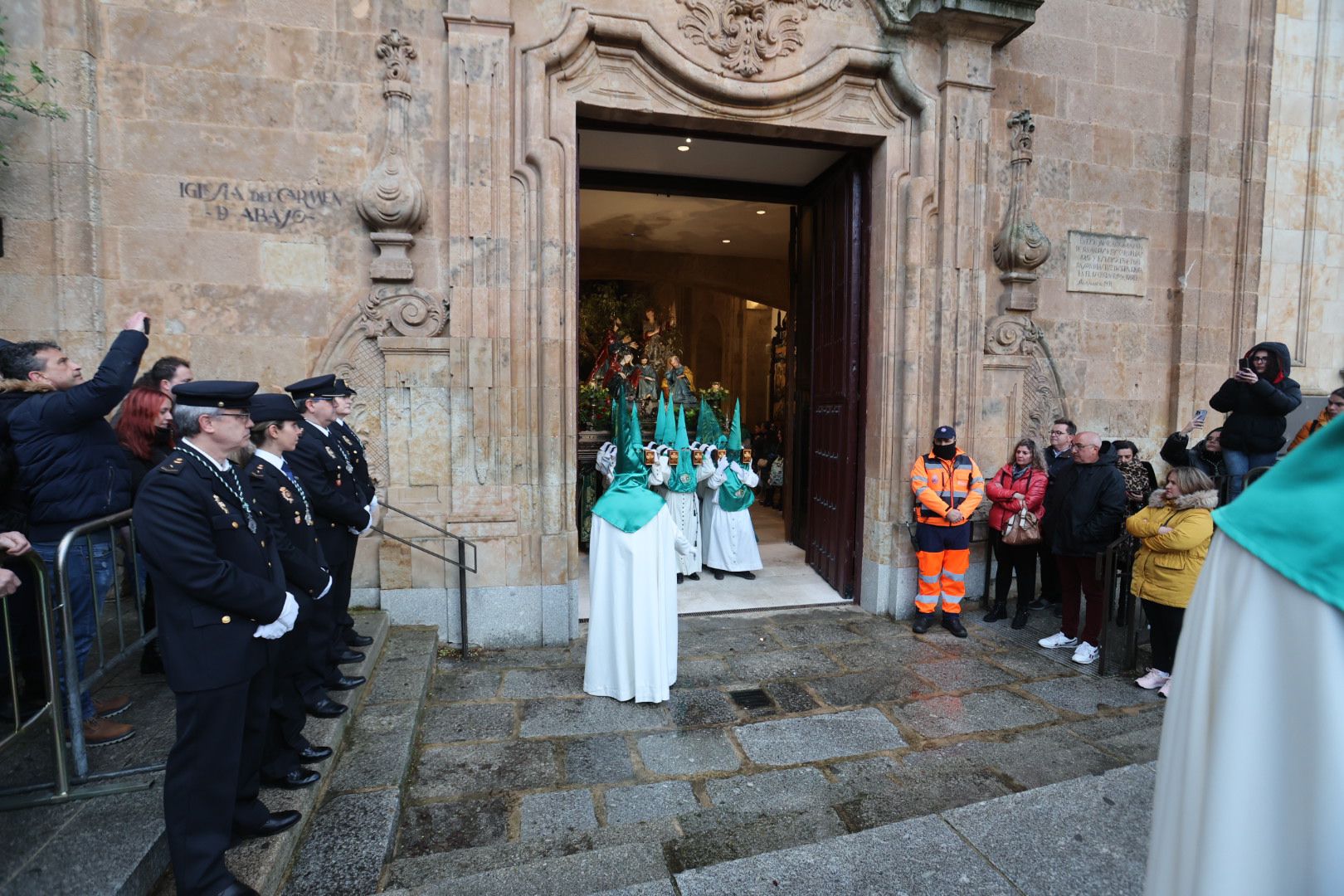 El mal tiempo no dificulta la salida de La Oración de Jesús