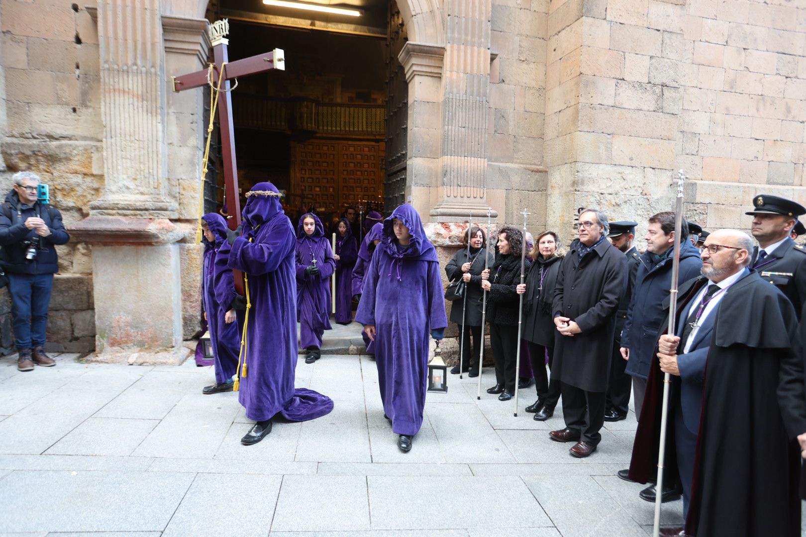 La lluvia impide a Jesús Nazareno procesionar más de 30 metros en Salamanca