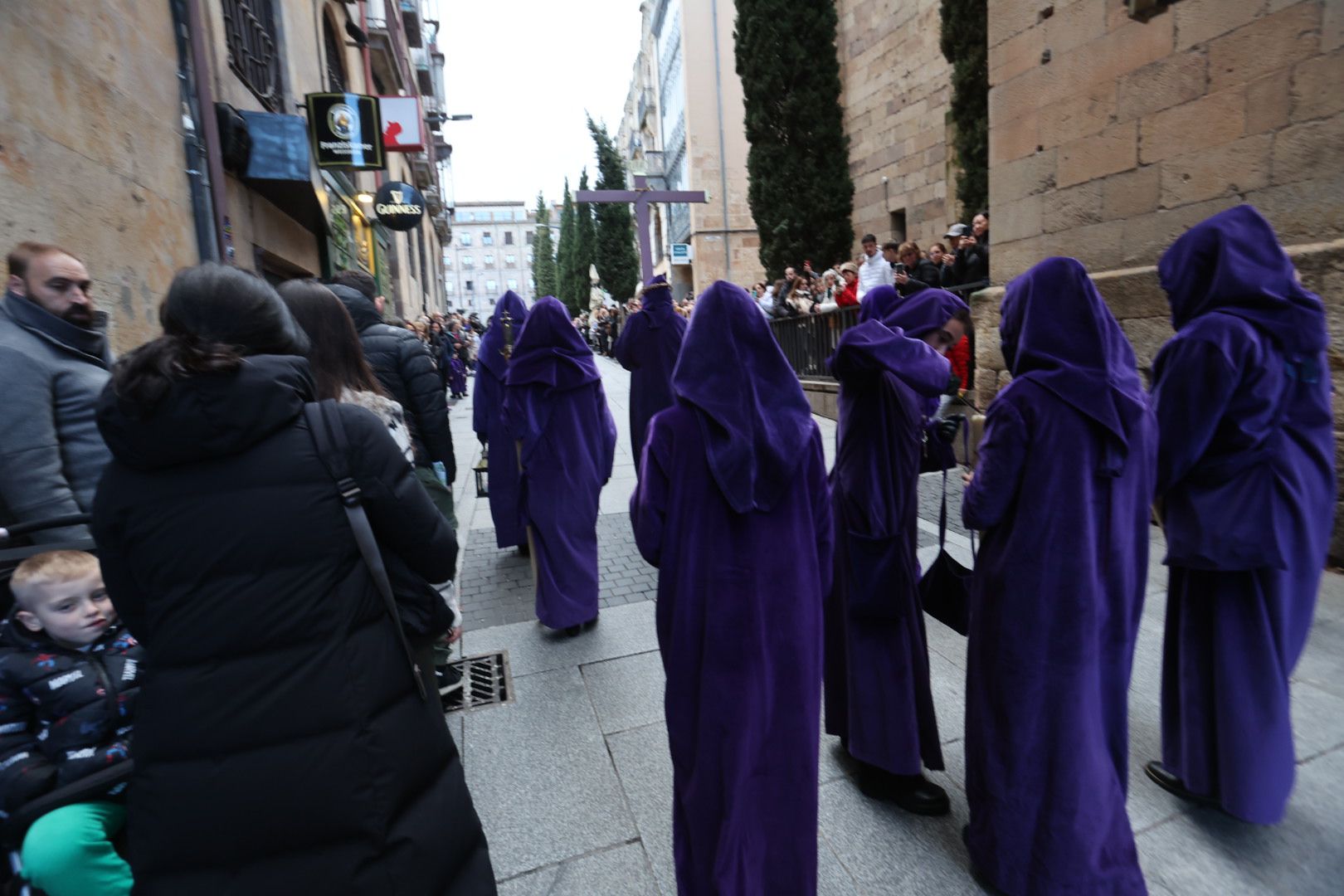 La lluvia impide a Jesús Nazareno procesionar más de 30 metros en Salamanca