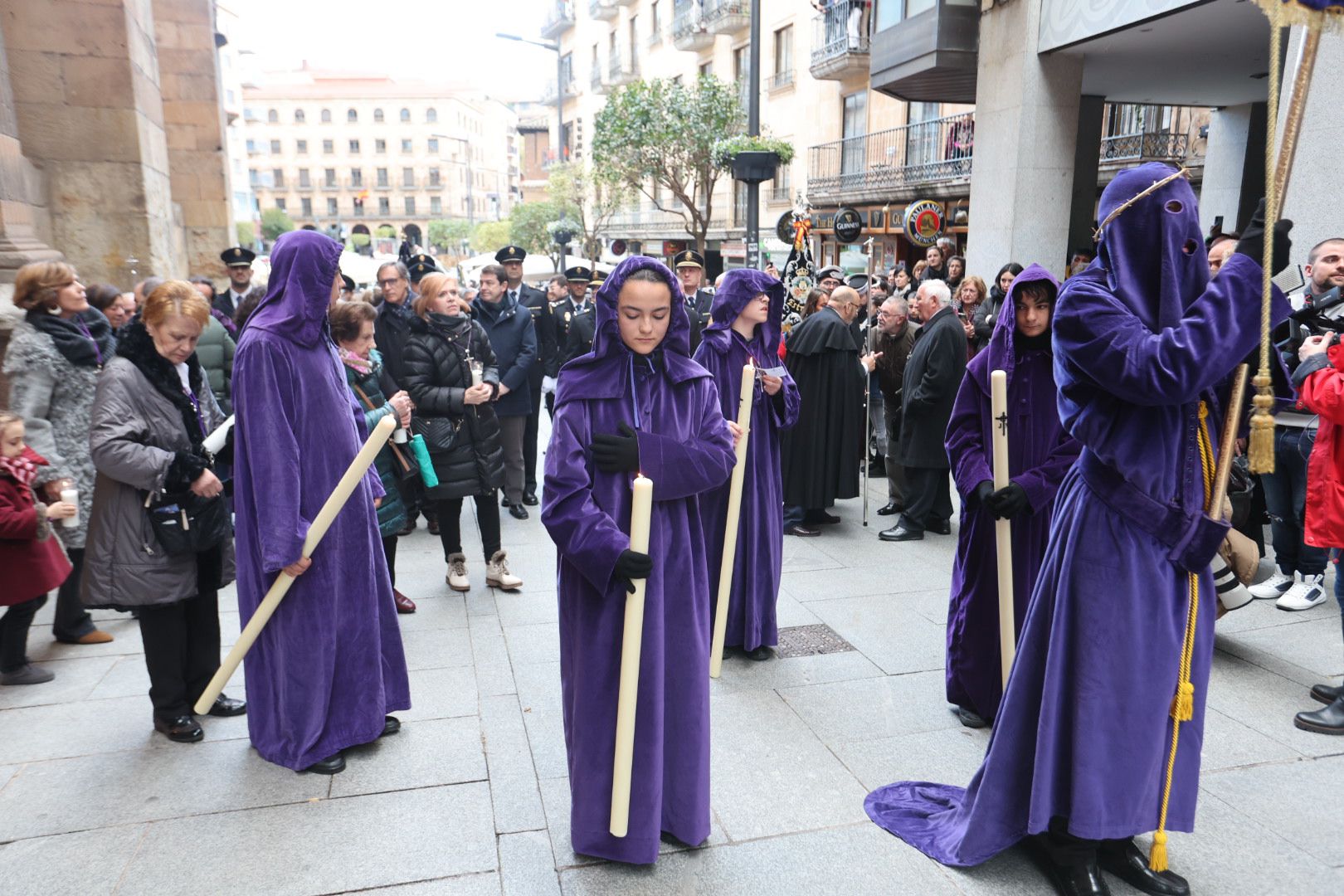 La lluvia impide a Jesús Nazareno procesionar más de 30 metros en Salamanca