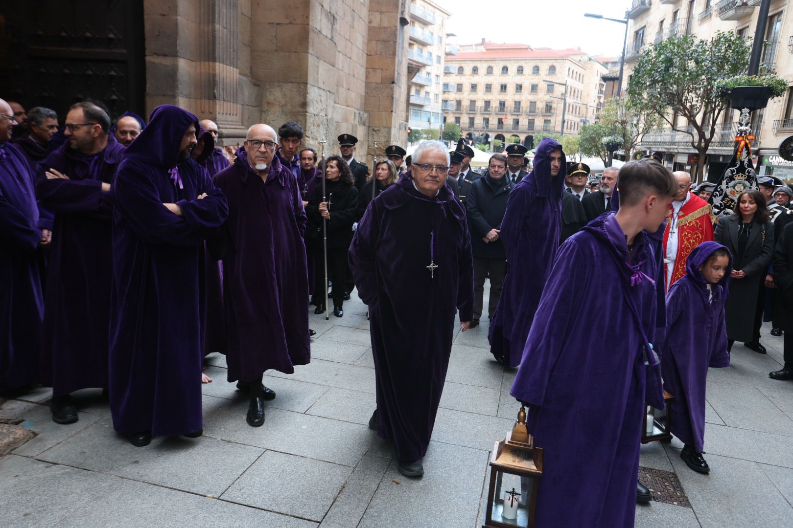 La lluvia impide a Jesús Nazareno procesionar más de 30 metros en Salamanca