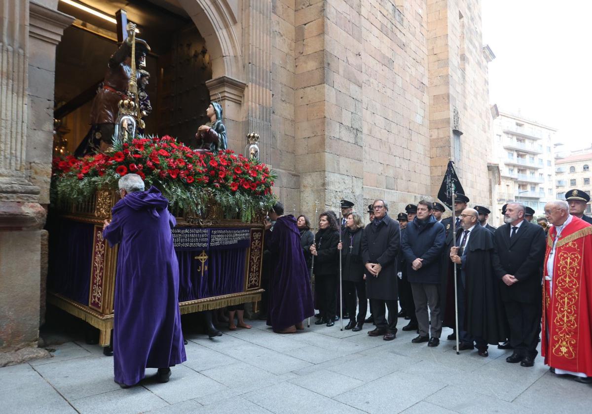 La lluvia impide a Jesús Nazareno procesionar más de 30 metros en Salamanca