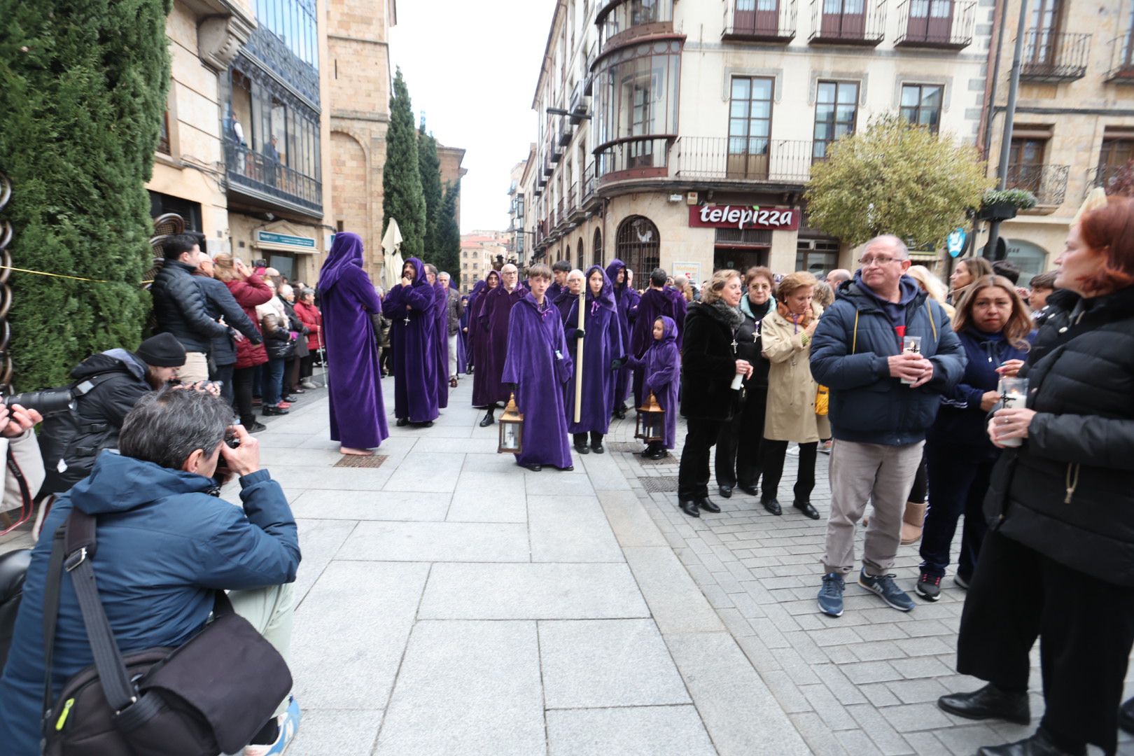 La lluvia impide a Jesús Nazareno procesionar más de 30 metros en Salamanca