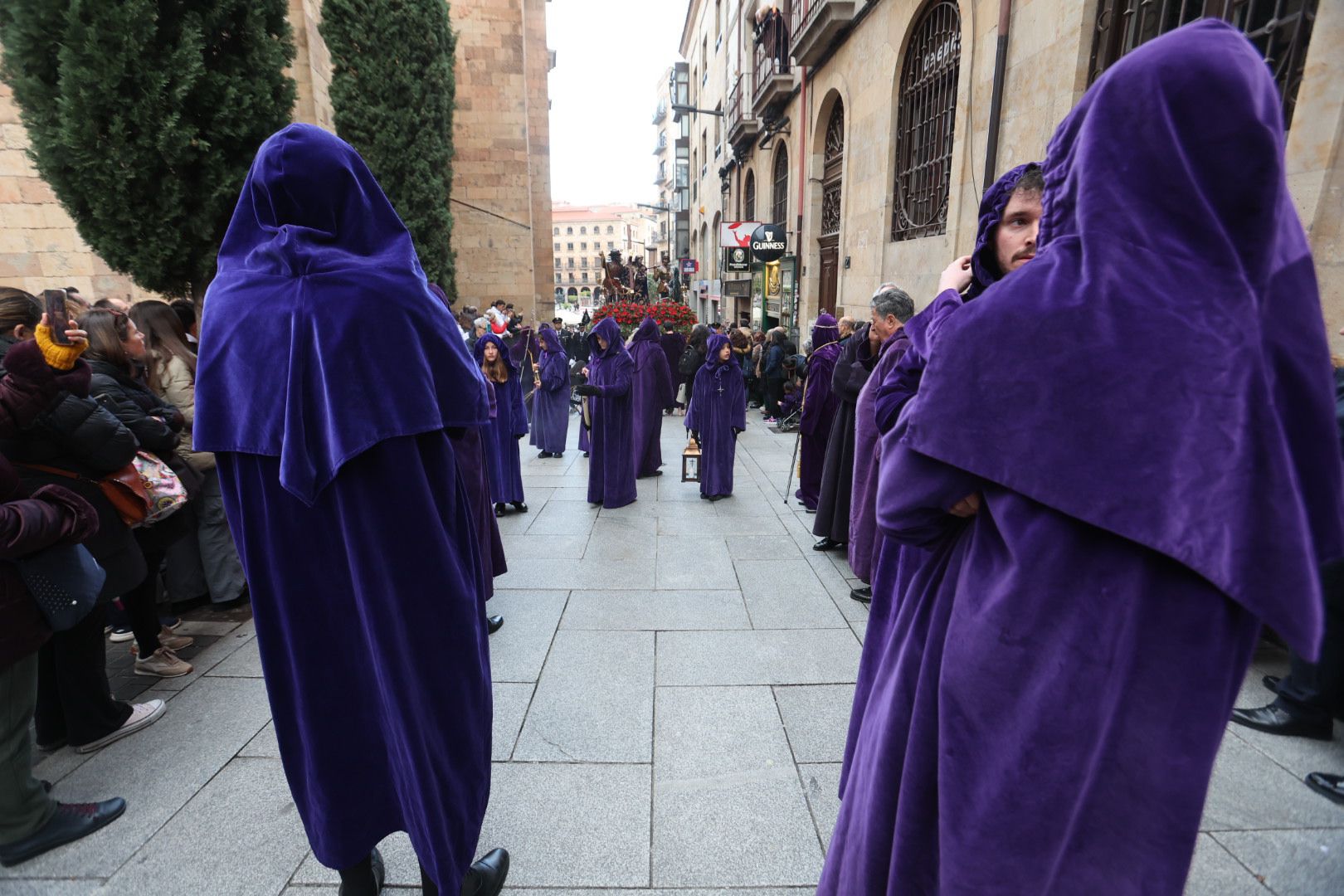 La lluvia impide a Jesús Nazareno procesionar más de 30 metros en Salamanca