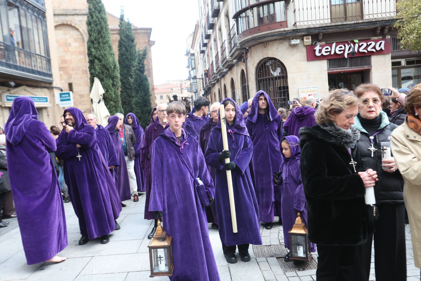 La lluvia impide a Jesús Nazareno procesionar más de 30 metros en Salamanca