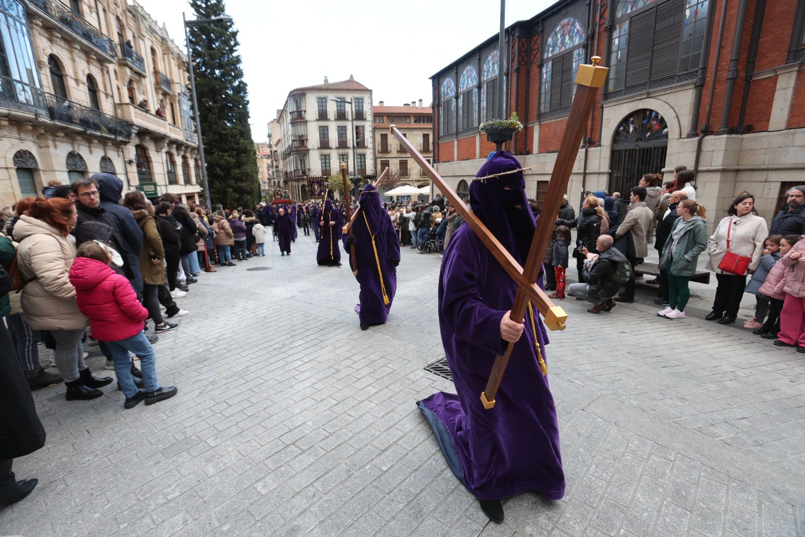 La lluvia impide a Jesús Nazareno procesionar más de 30 metros en Salamanca