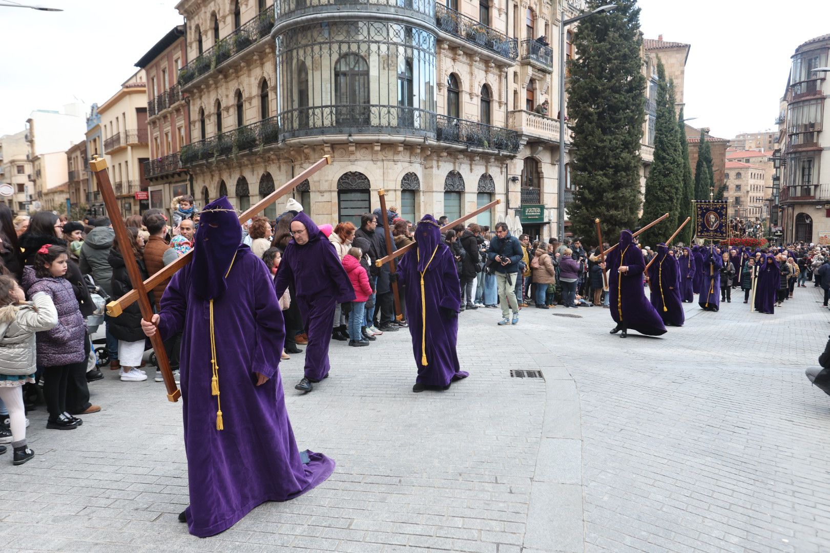 La lluvia impide a Jesús Nazareno procesionar más de 30 metros en Salamanca