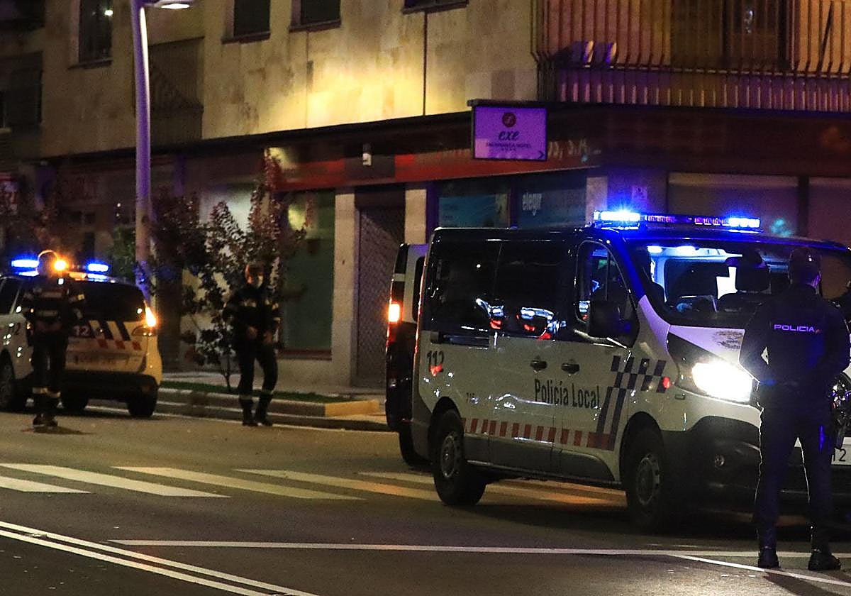 Intervención policial nocturna en Salamanca en una imagen de archivo.