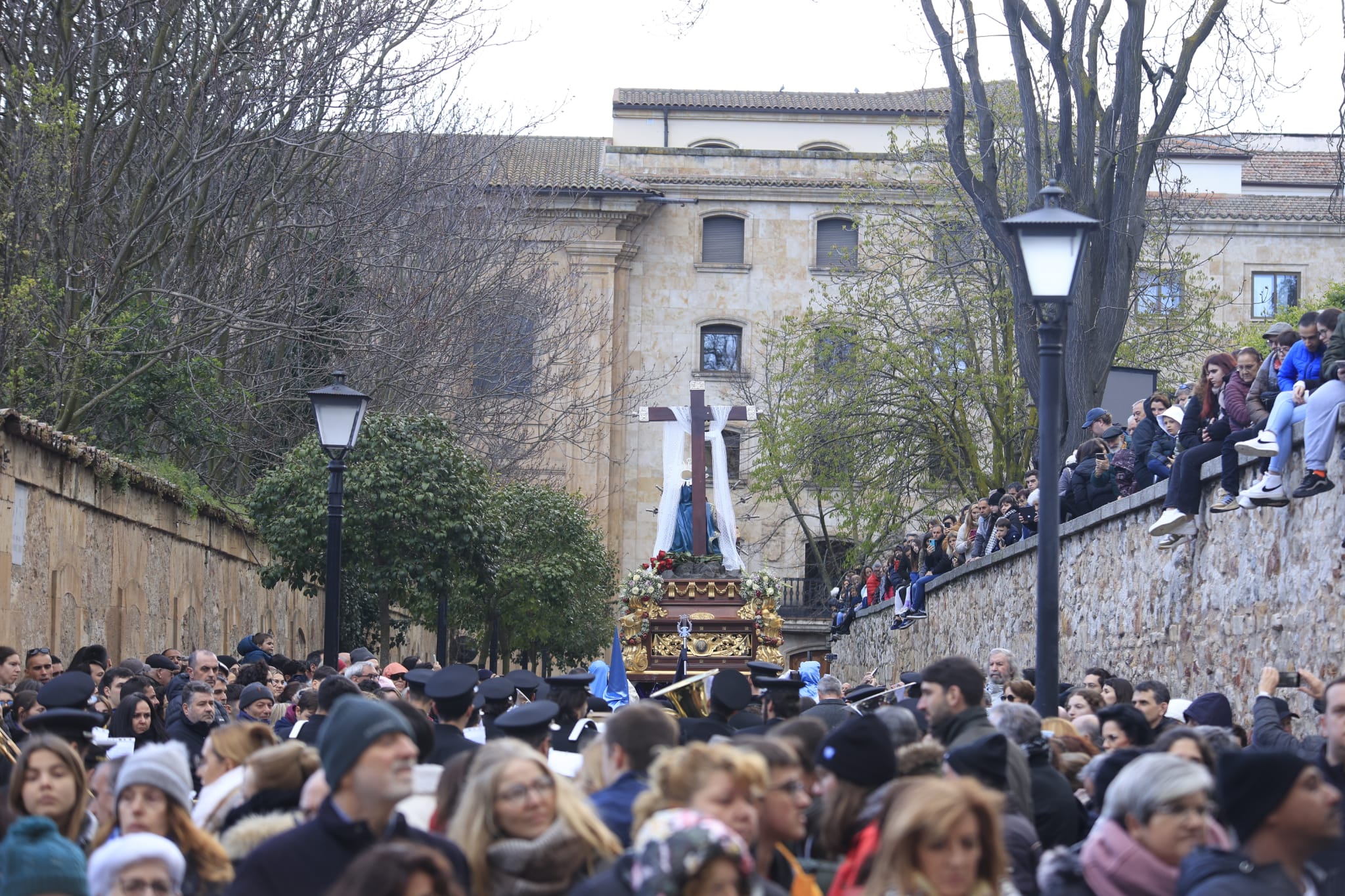 El cielo permite a la Vera Cruz salir en Salamanca