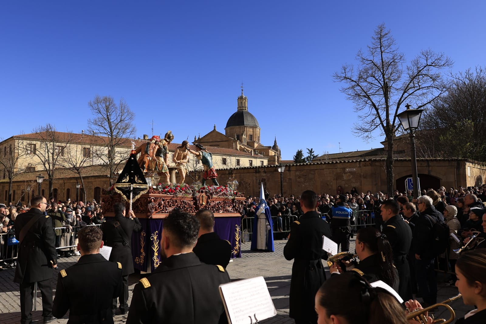 El cielo permite a la Vera Cruz salir en Salamanca