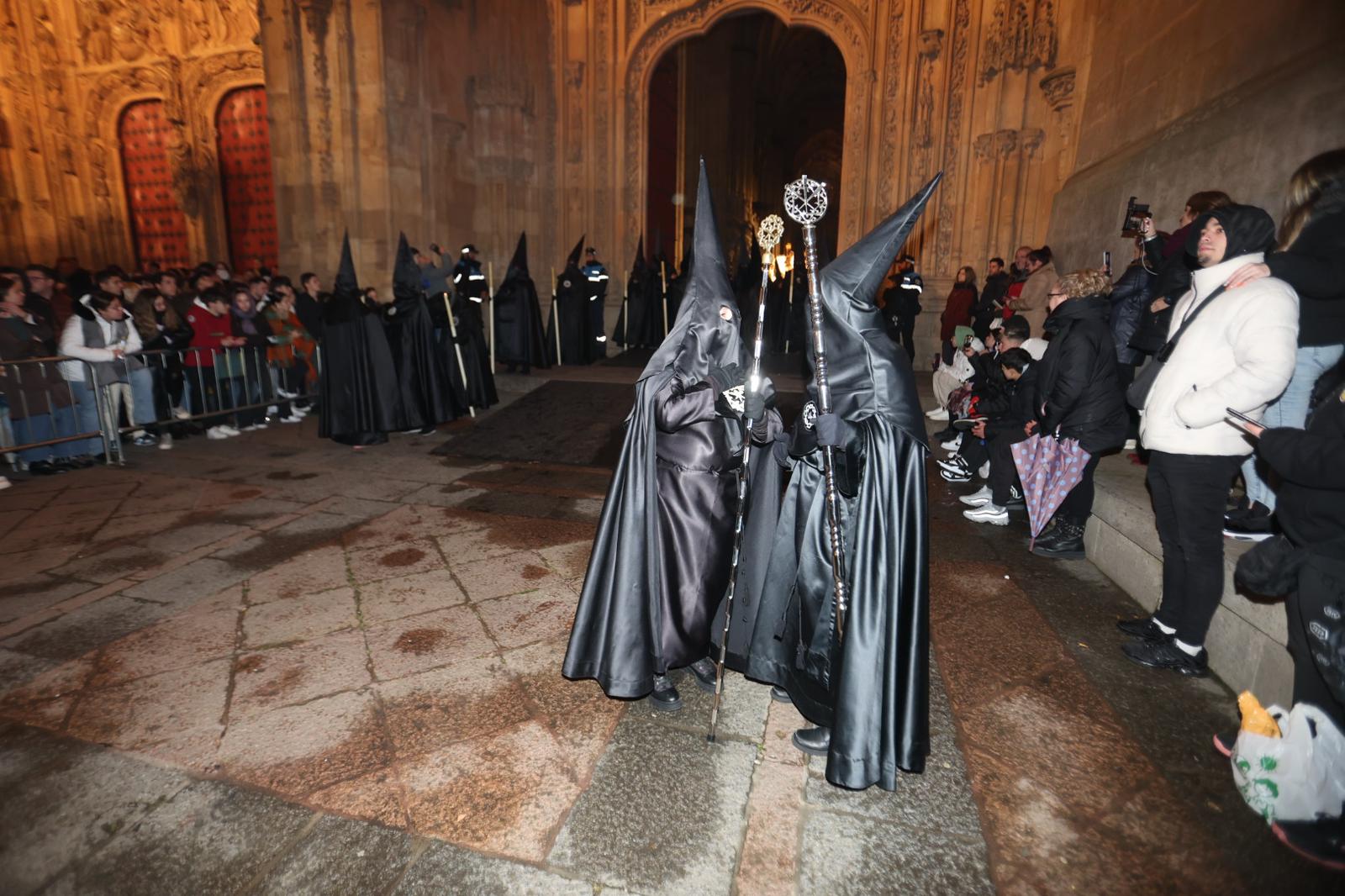 La Soledad acorta su recorrido por la lluvia pero procesiona ante sus fieles