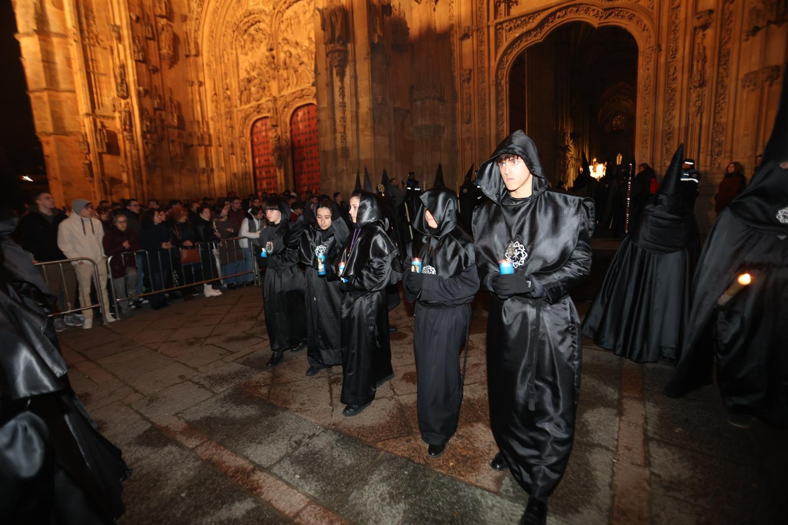 La Soledad acorta su recorrido por la lluvia pero procesiona ante sus fieles