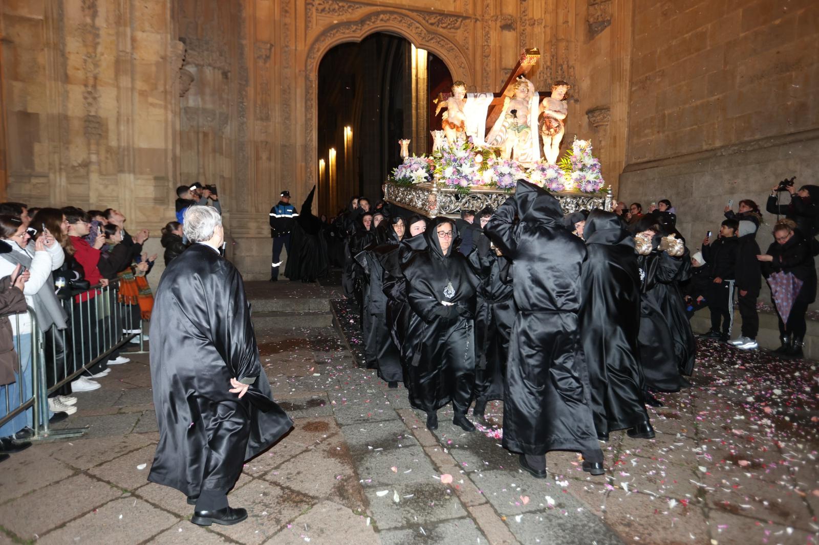 La Soledad acorta su recorrido por la lluvia pero procesiona ante sus fieles