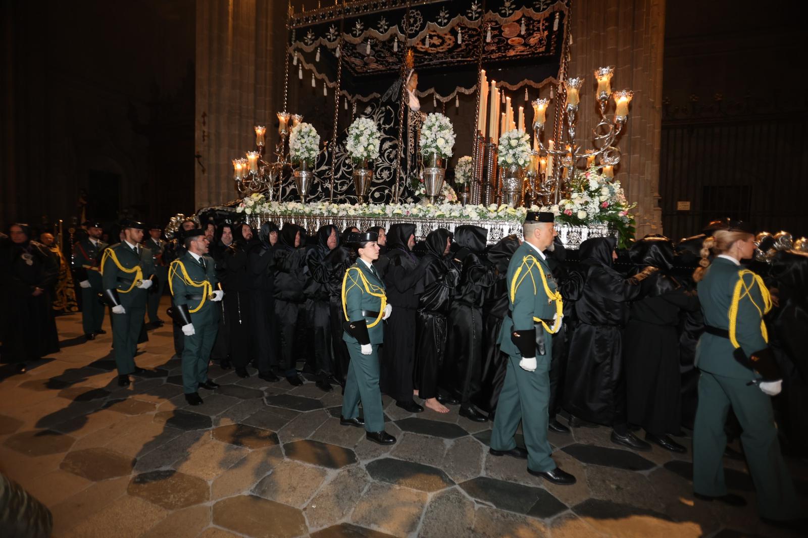 La Soledad acorta su recorrido por la lluvia pero procesiona ante sus fieles