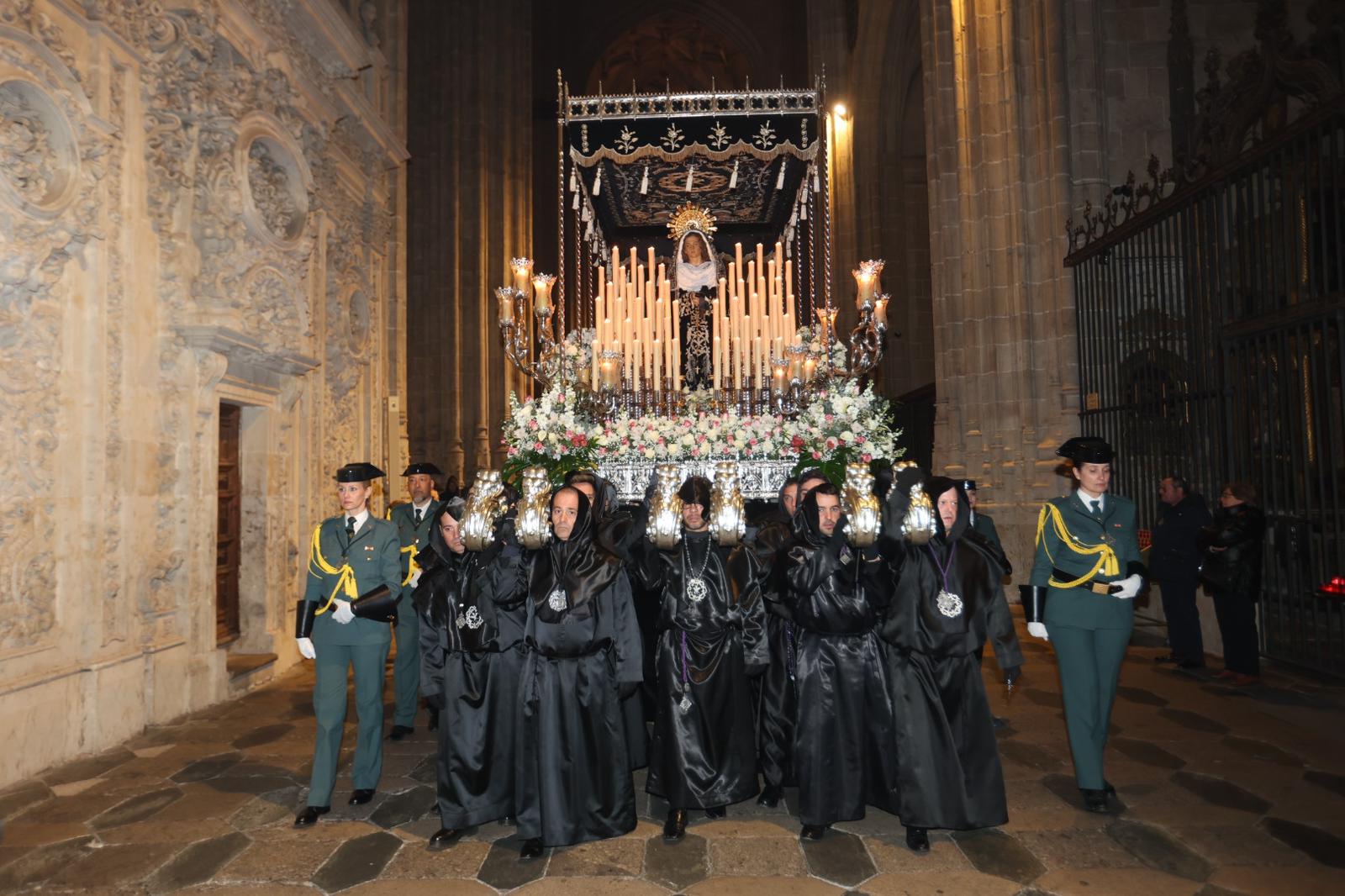 La Soledad acorta su recorrido por la lluvia pero procesiona ante sus fieles