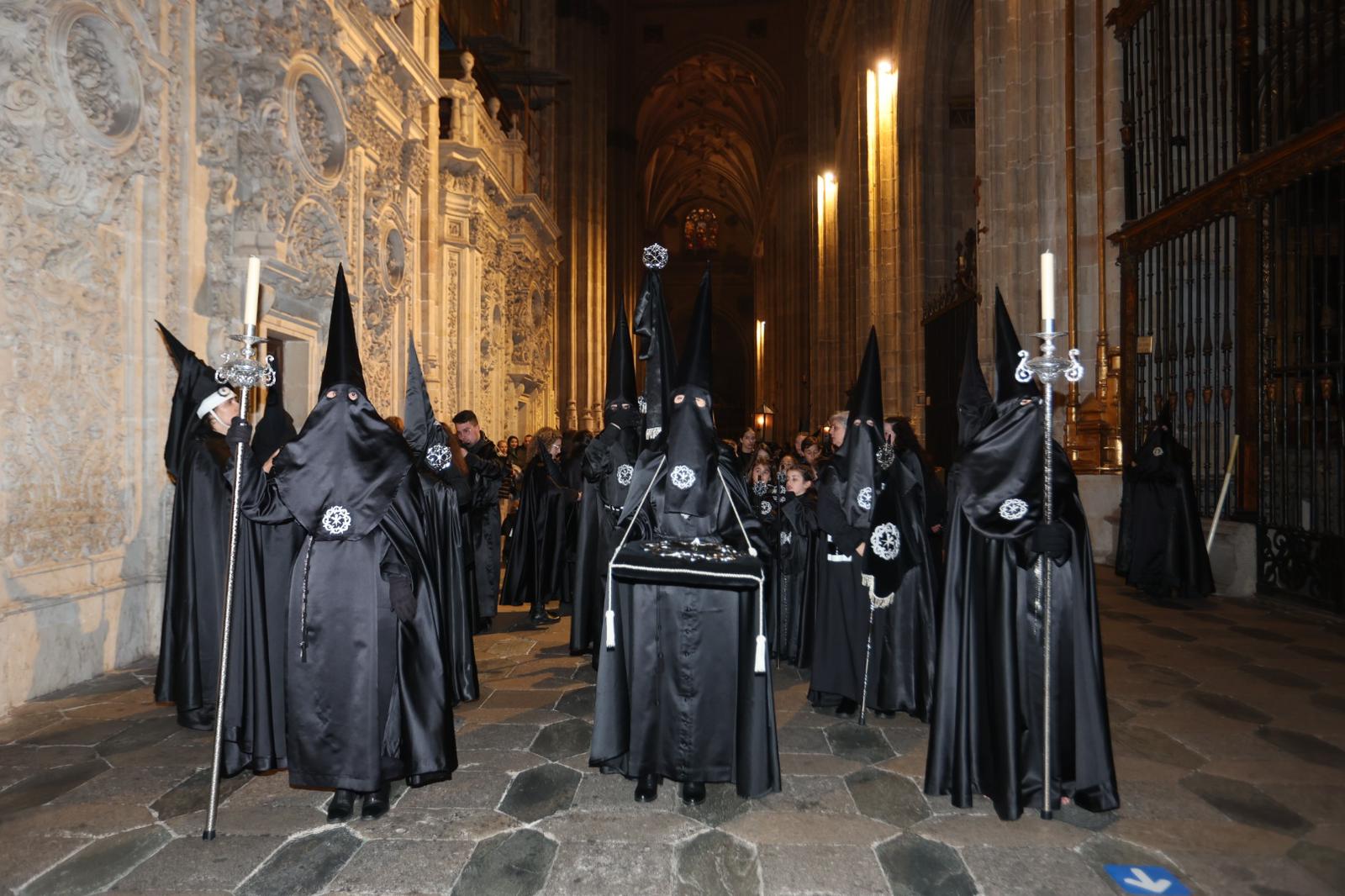 La Soledad acorta su recorrido por la lluvia pero procesiona ante sus fieles