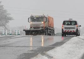 Foto de archivo de las complicaciones por la nieve en carreteras de la provincia charra.