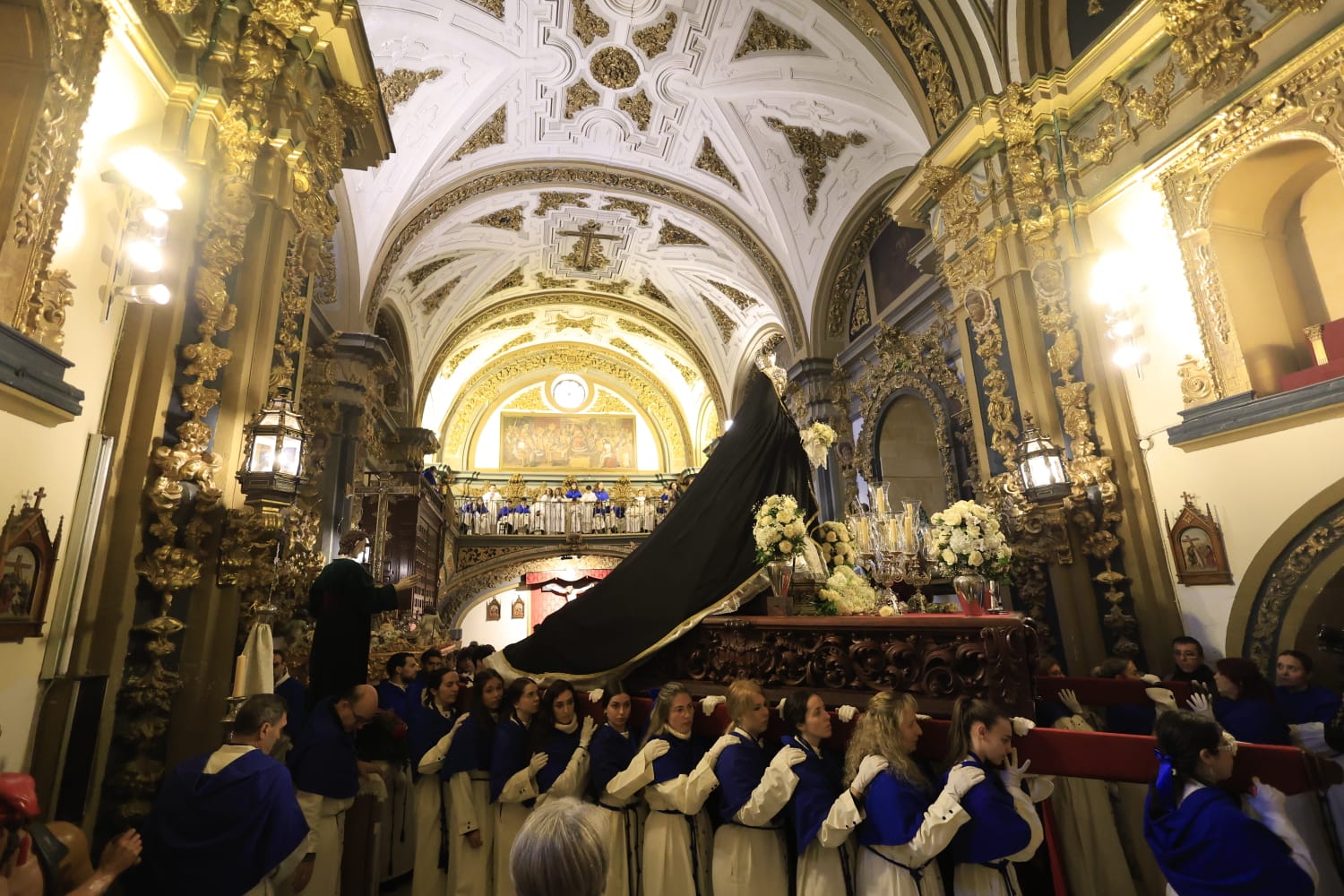 Encuentro privado entre Jesús Resucitado y la Virgen de la Alegría por la lluvia