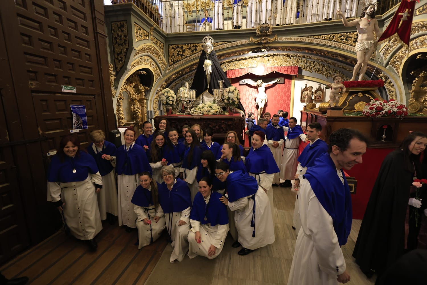 Encuentro privado entre Jesús Resucitado y la Virgen de la Alegría por la lluvia