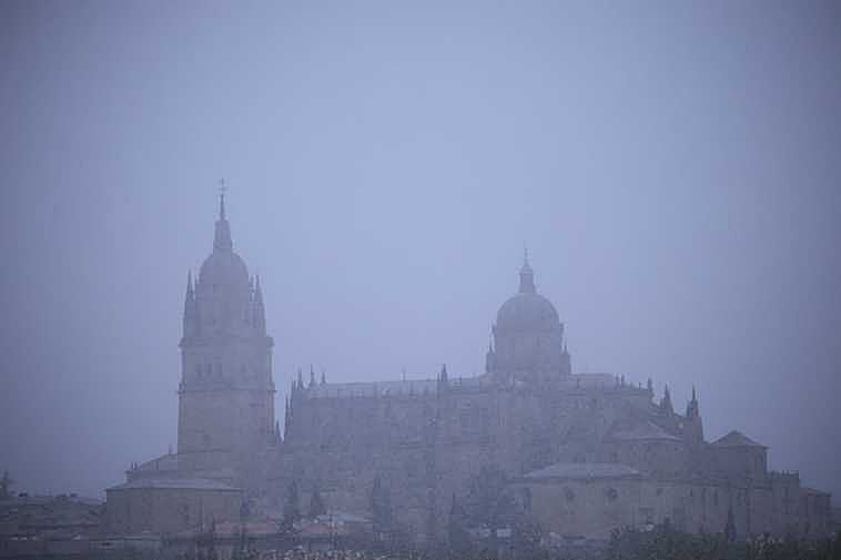 Las catedrales de Salamanca, durante la nevada de esta mañana de domingo.