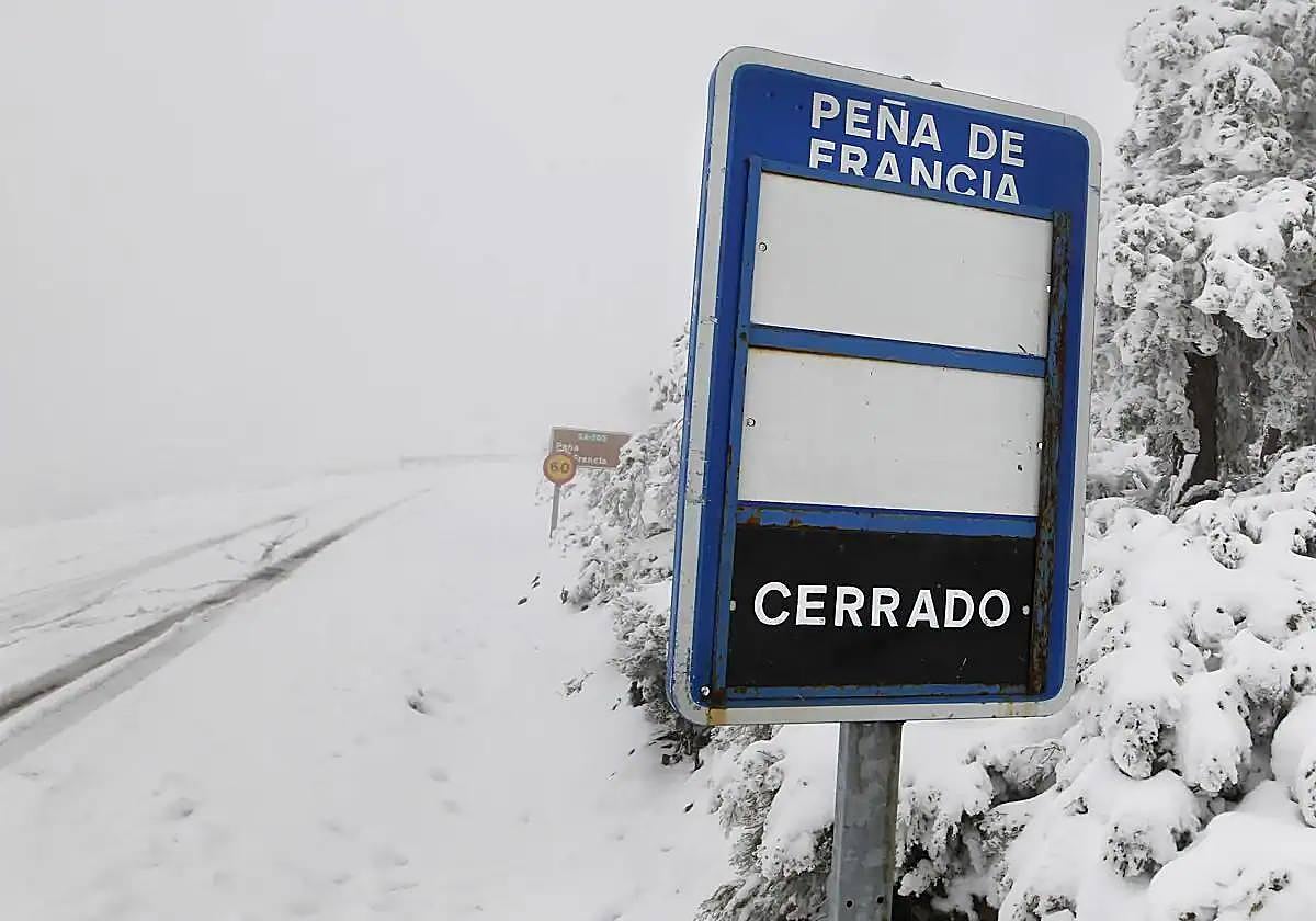 Una nevada en la carretera SA-203 de la Peña de Francia.
