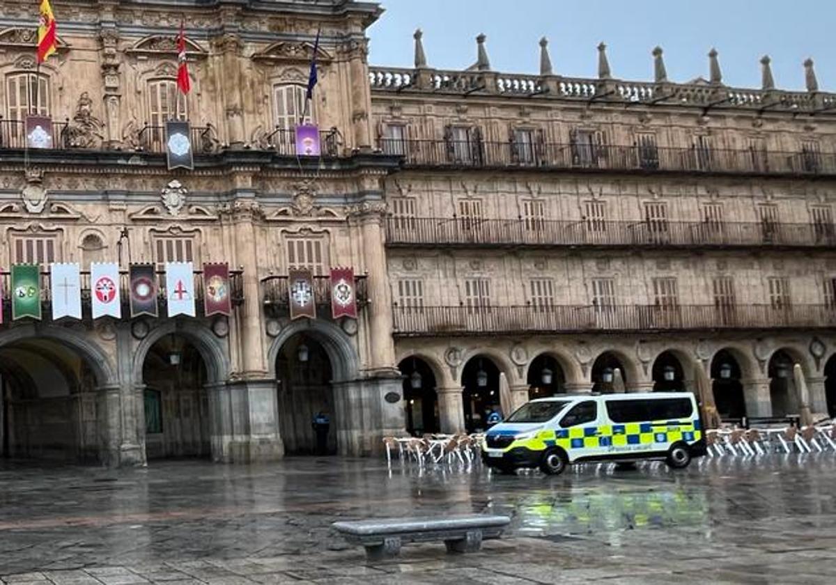 Un policía de paisano sorprende a dos personas defecando junto a la Plaza  Mayor de Salamanca | Salamancahoy