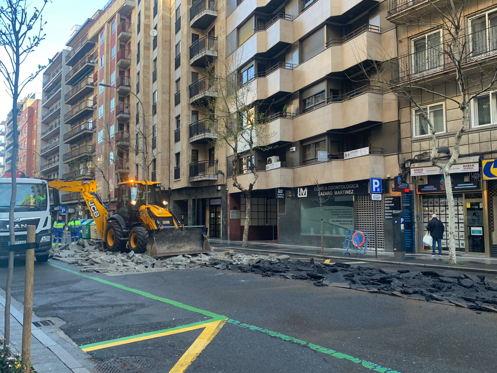 Los operarios trabajan en el Paseo del Doctor Torres Villarroel.