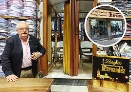 Pepe, dueño de 'Pañerías Fernández' en el interior del local. En el círculo, el escaparate,