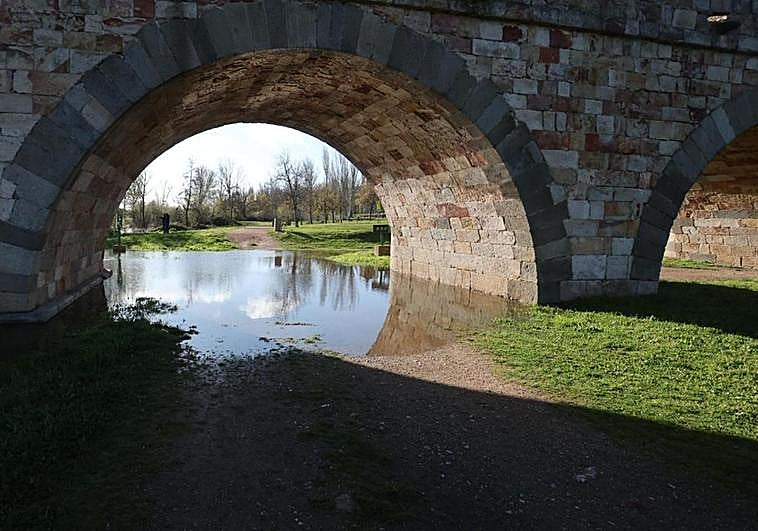 Imagen del Puente Romano tras las inundaciones.