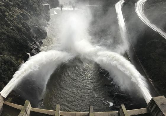 Foto de archivo de la presa de Irueña desembalsando agua