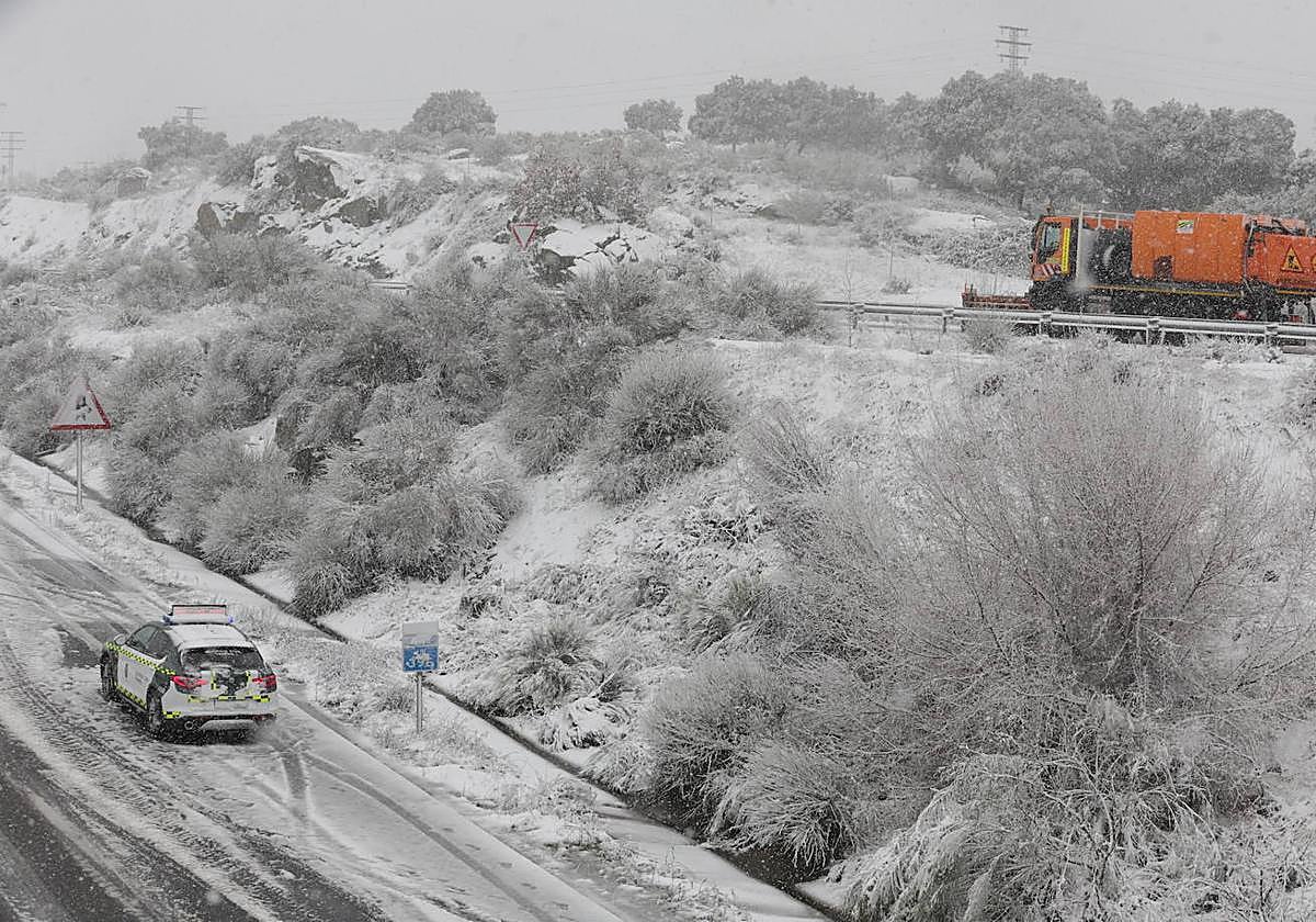 La Guardia Civil en una carretera de Salamanca cortada por la nieve.