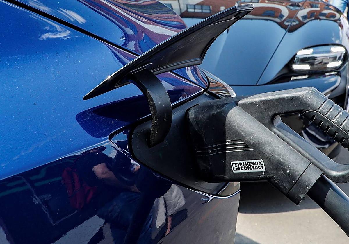 Un coche eléctrico se recarga.