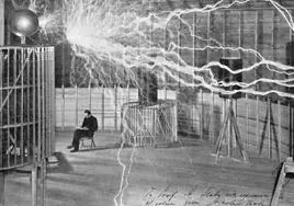 Nikola Tesla en su laboratorio de Palm Springs
