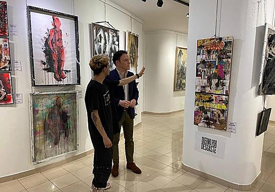 El concejal de Juventud, Pedro Martínez, junto con el artista Ignacio Becerra.